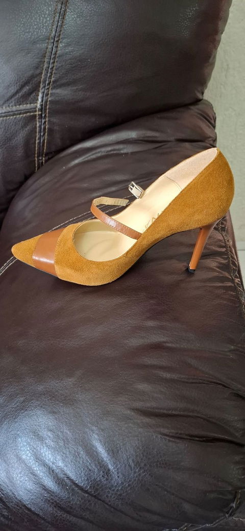 Zapatilla de gamuza color café con tacón punta número 24