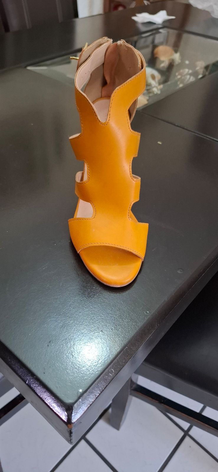 Tacones amarillos seminuevos talla 23