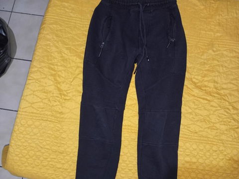Jogger negro con cierres y diseño moderno