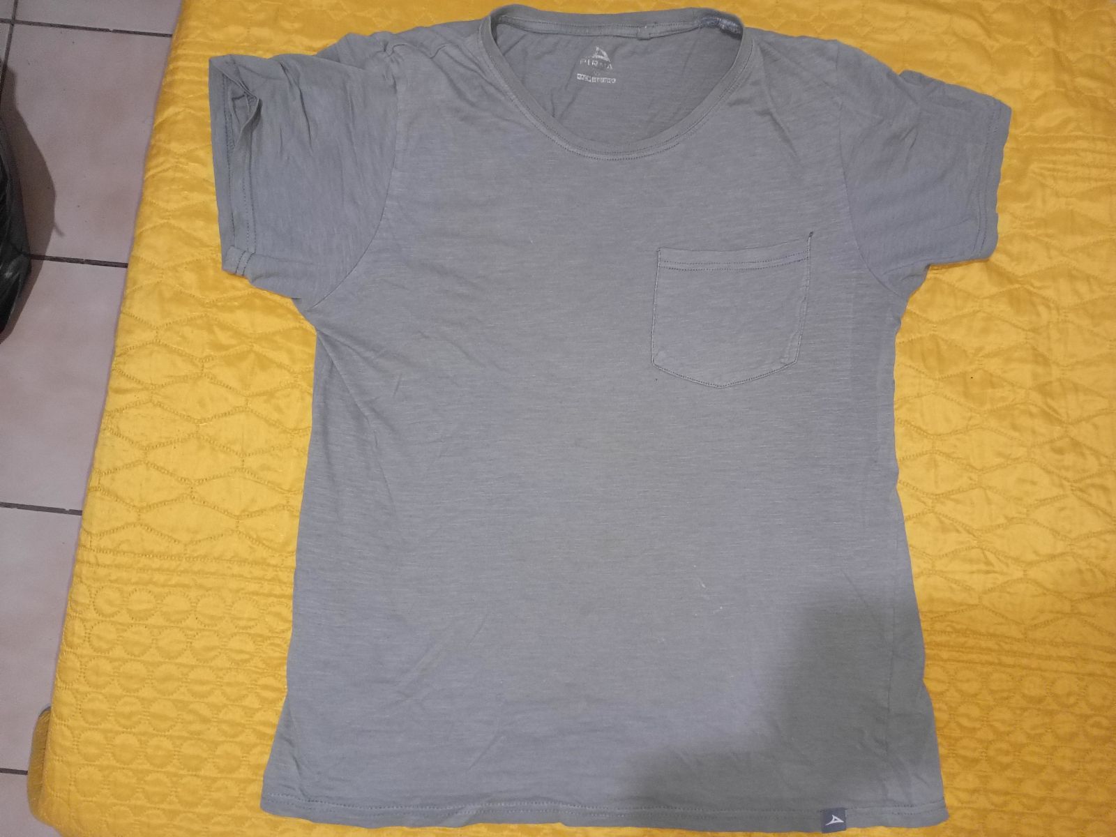 Playera gris Pirma con bolsillo  