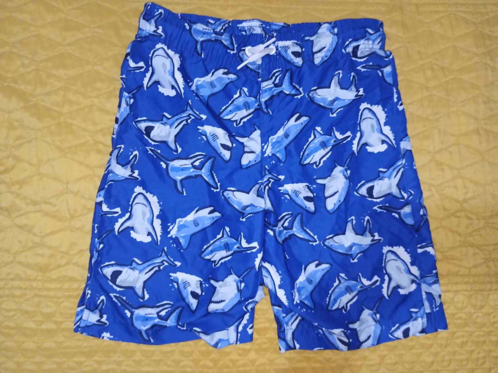 Shorts marinos con estampado de tiburones