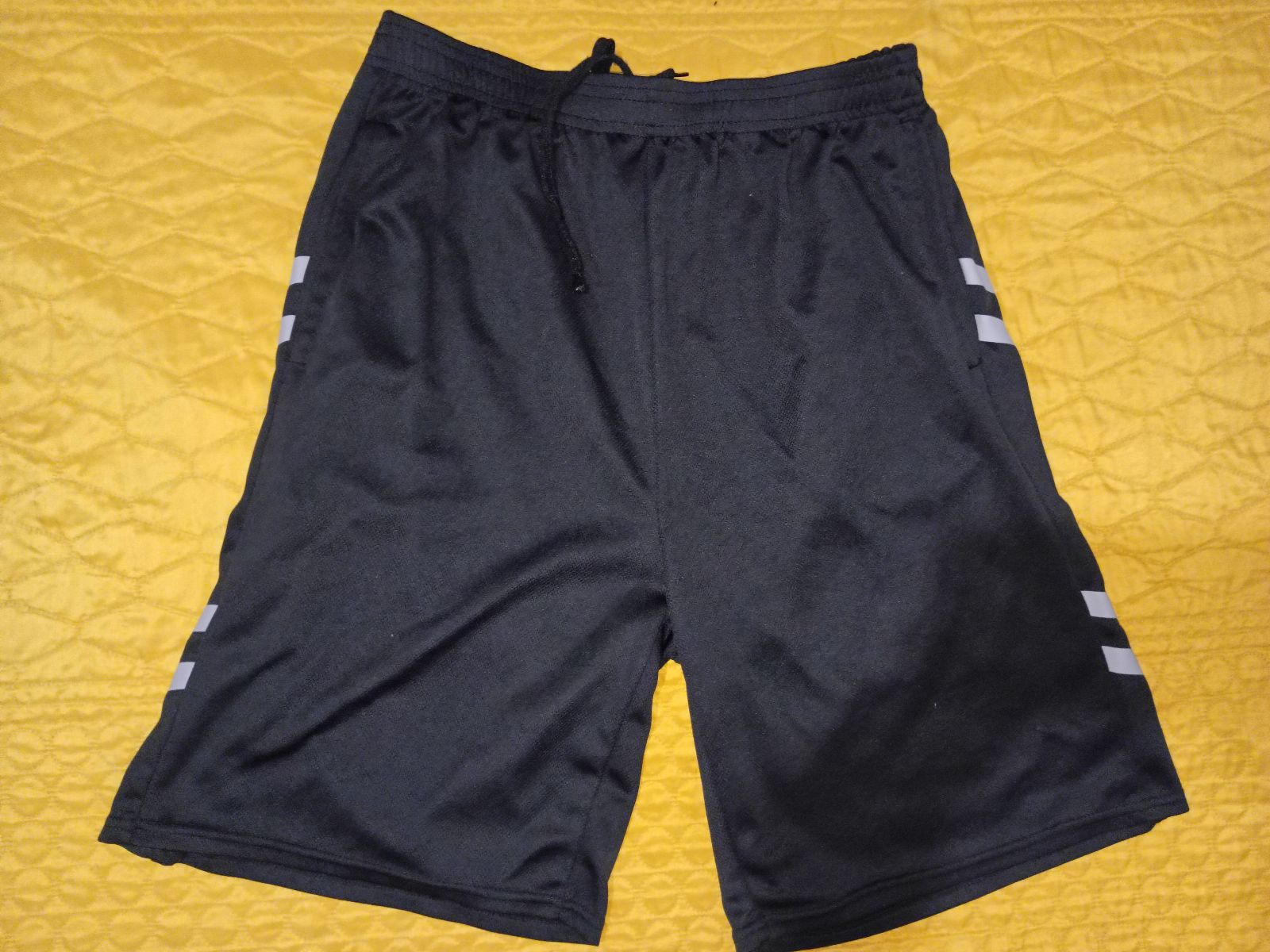 Shorts negros ligeros con detalles reflectivos para entrenamiento