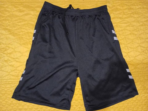 Shorts negros ligeros con detalles reflectivos para entrenamiento