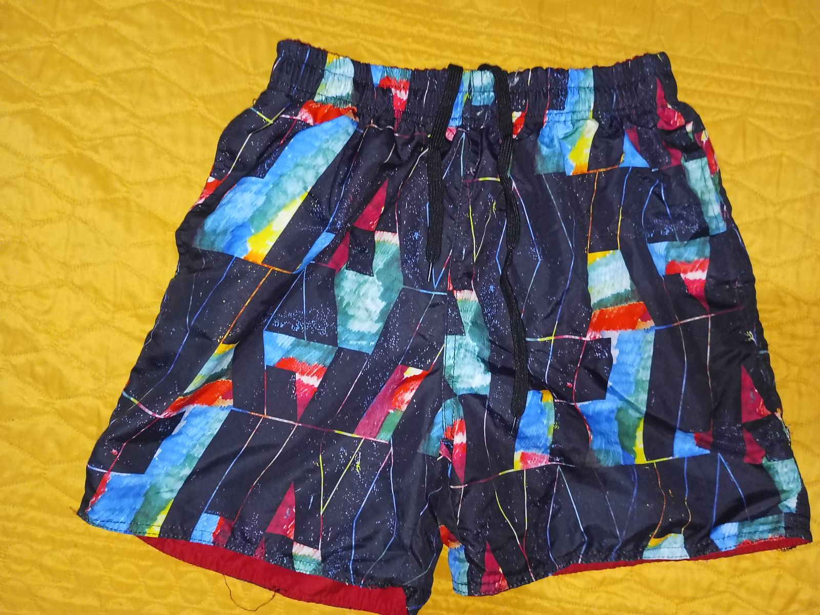 Shorts abstractos multicolor ligeros y cómodos