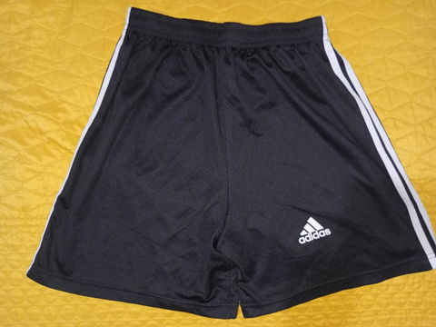Shorts negros Adidas con franjas blancas