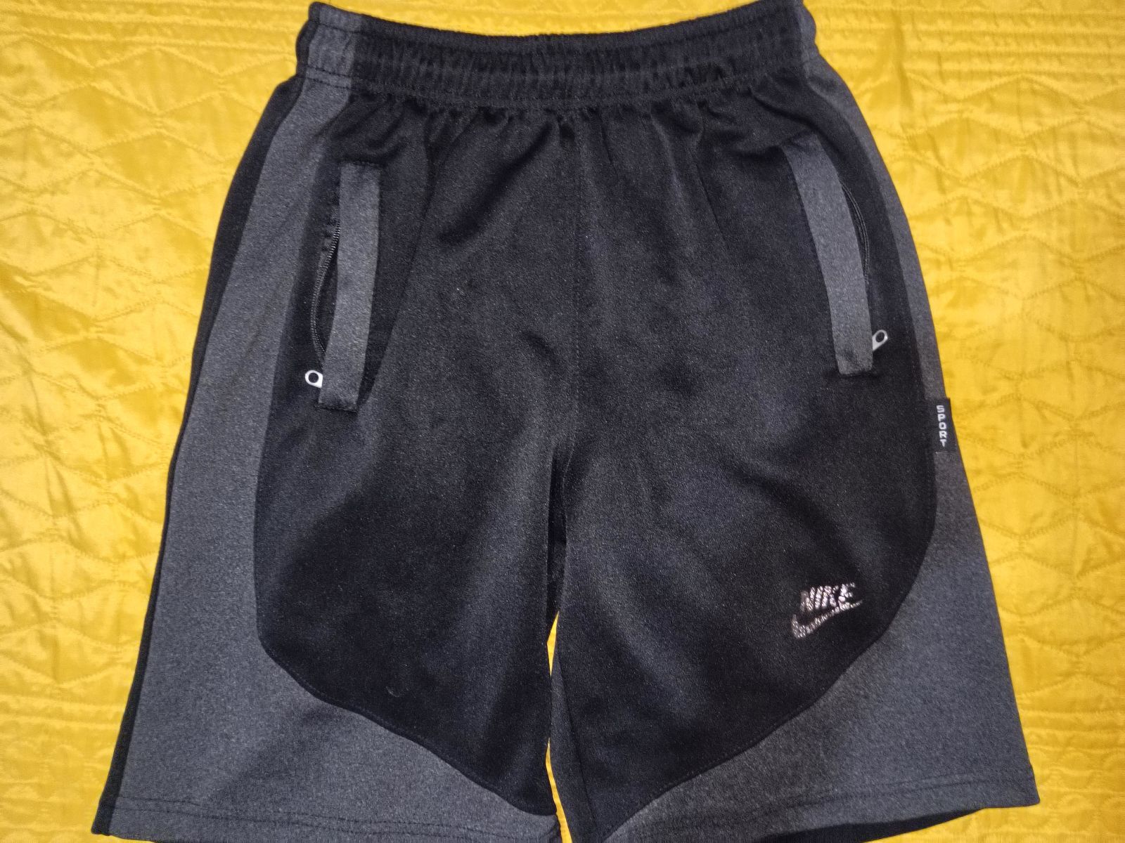 Short negro Nike con cierres en bolsillos