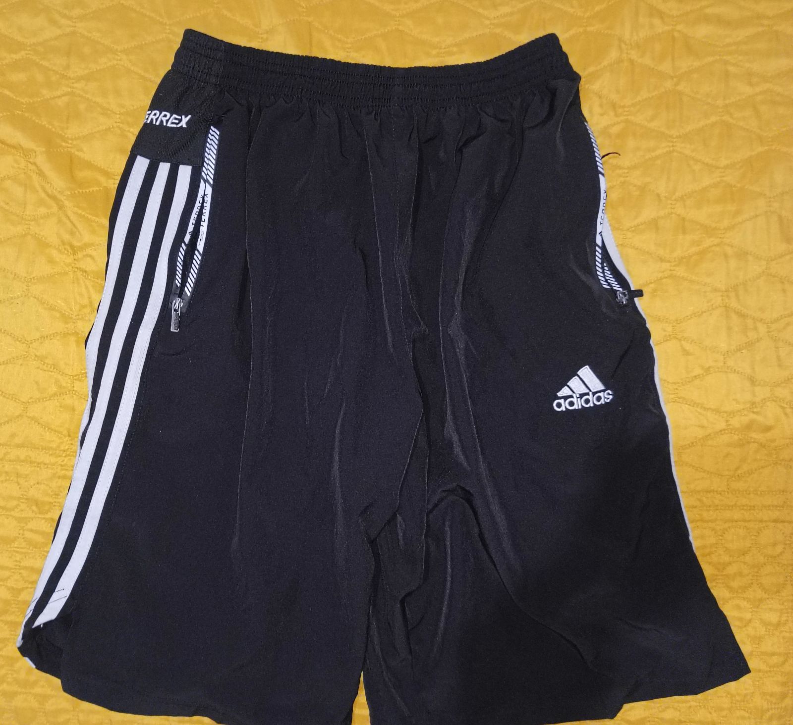 Short negro Adidas Terrex con franjas y cierres