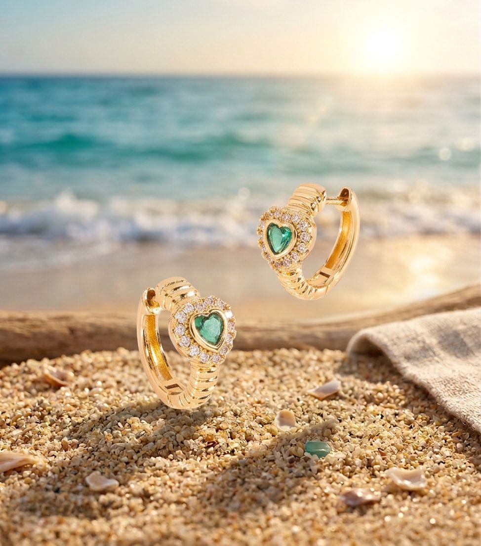 Aretes dorados en arracadas con corazón verde - Nice