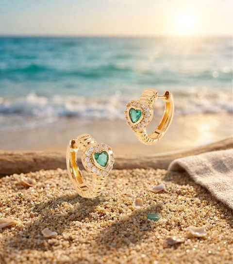 Aretes dorados en arracadas con corazón verde - Nice