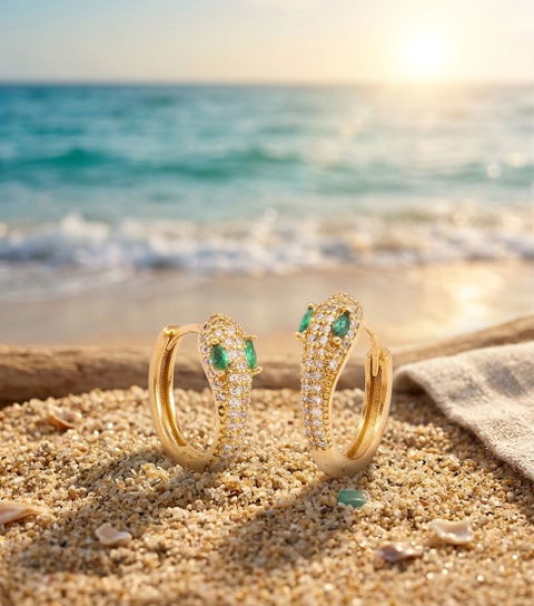 Aretes en arracada forma de serpiente con diamantes verdes