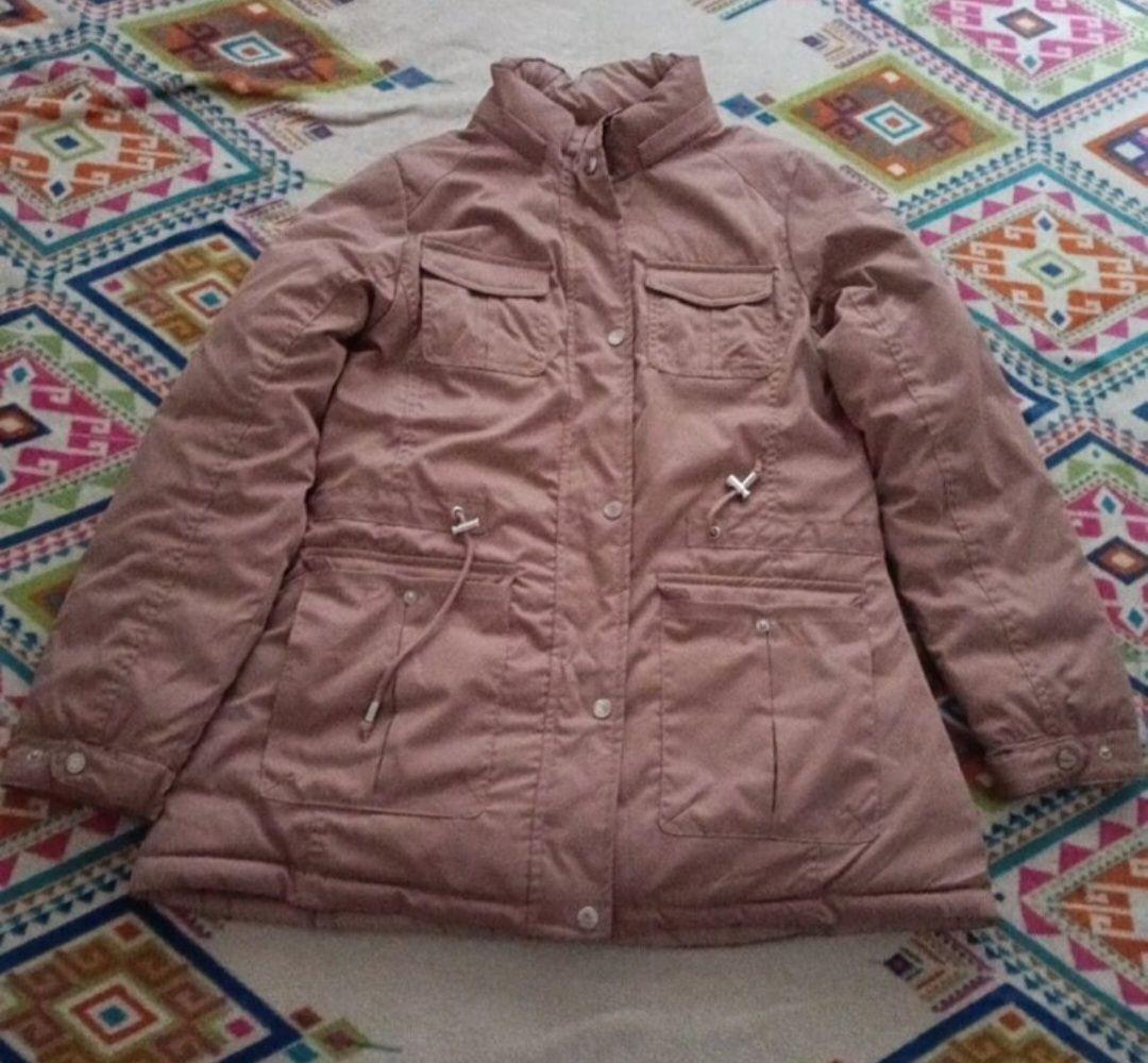 Chamarra de invierno color rosa con detalles