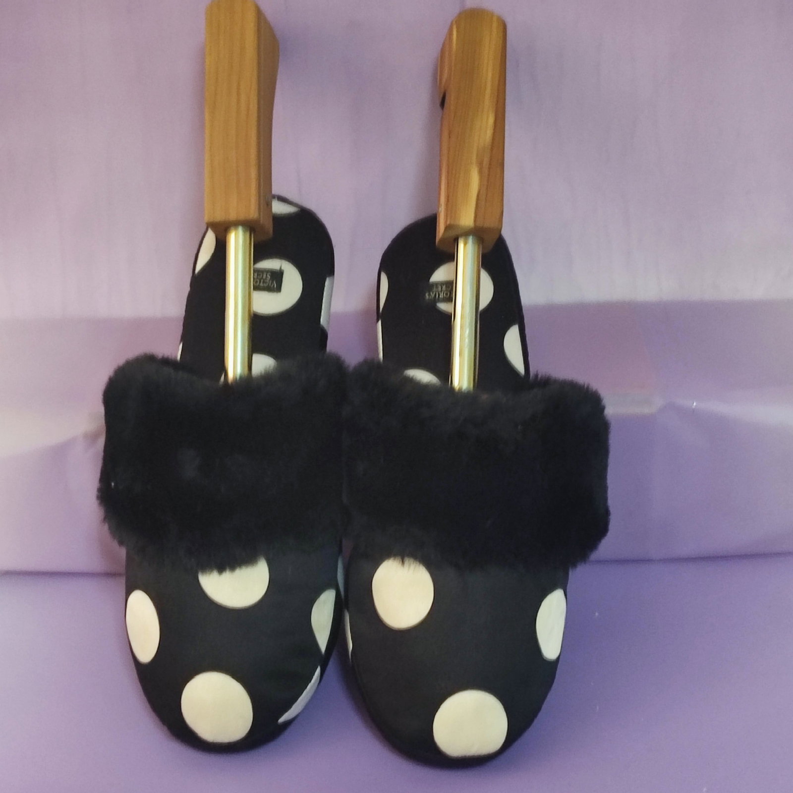 Pantuflas de Satín Negro con Lunares Blancos Victoria's Secret - Talla M (24-25 MX)