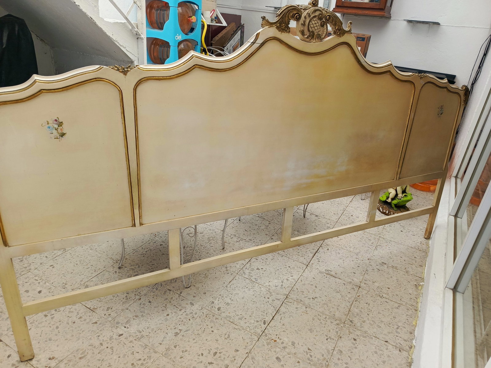 Cabecera queen size y Buró estilo Luis XV en buen estado