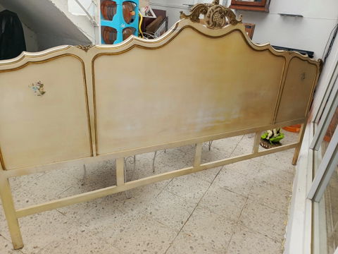 Cabecera queen size y Buró estilo Luis XV en buen estado