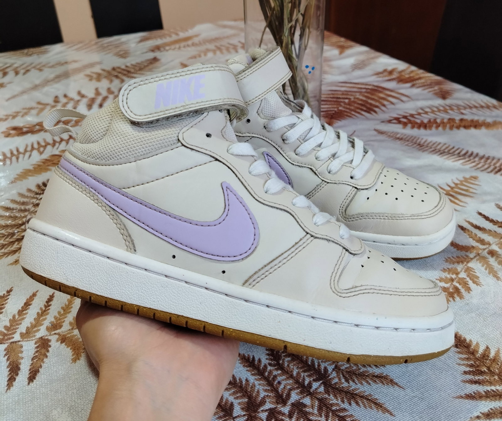 Tenis Nike de niña color blanco con lila