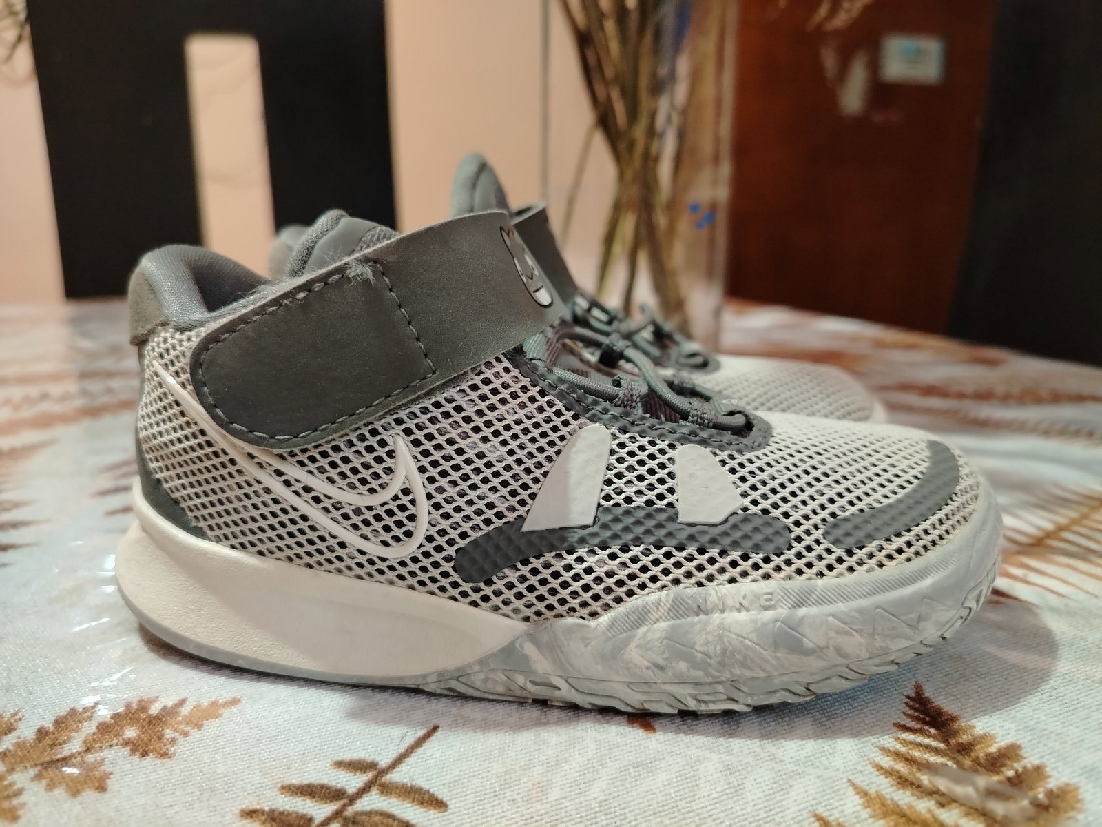 Tenis de Niño Kyrie Irving Color Gris #16 CM en Buen Estado