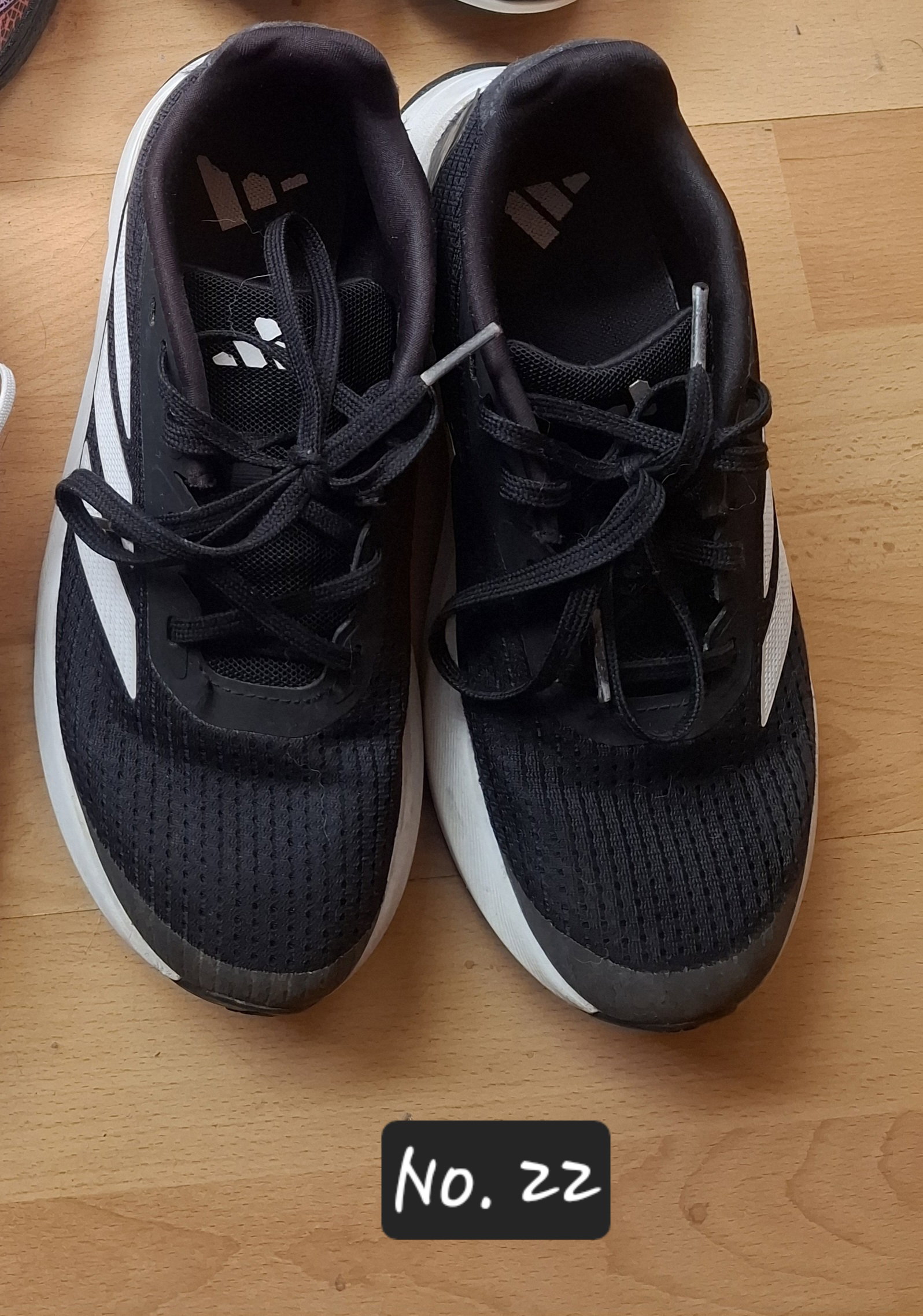 Tenis Adidas No. 22 en buen estado