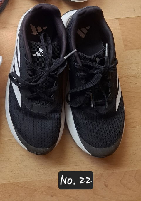 Tenis Adidas No. 22 en buen estado