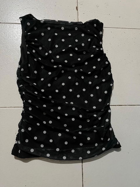 Blusa Bershka con puntos, talla XS-S