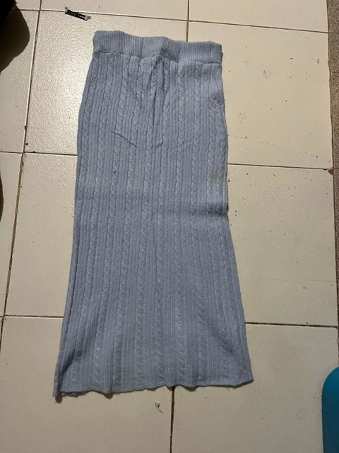 Falda azul tejida con pequeña mancha