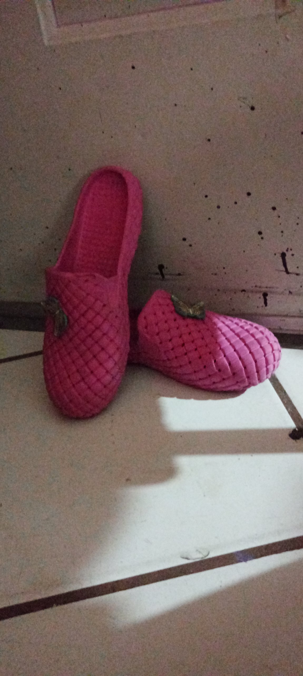 Chanclas cómodas de color rosa con diseño de mariposa