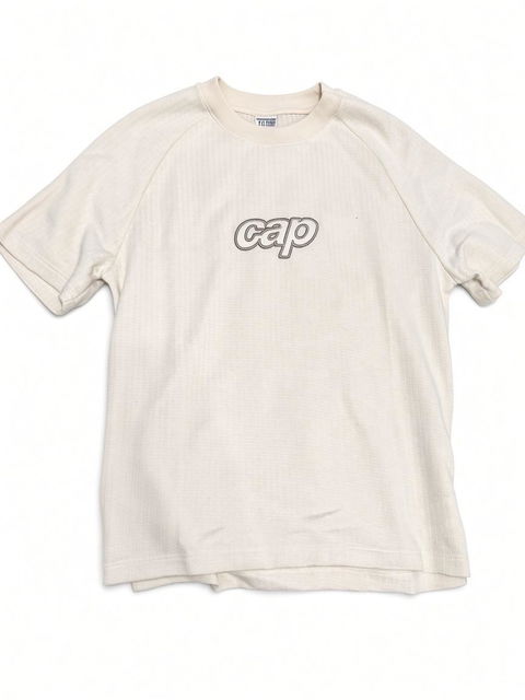 Playera beige con letras 'Cap'