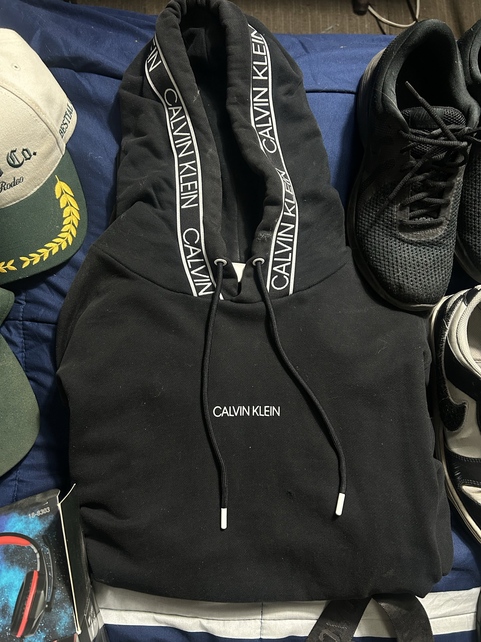 Sudadera Calvin Klein Negra en Buen Estado