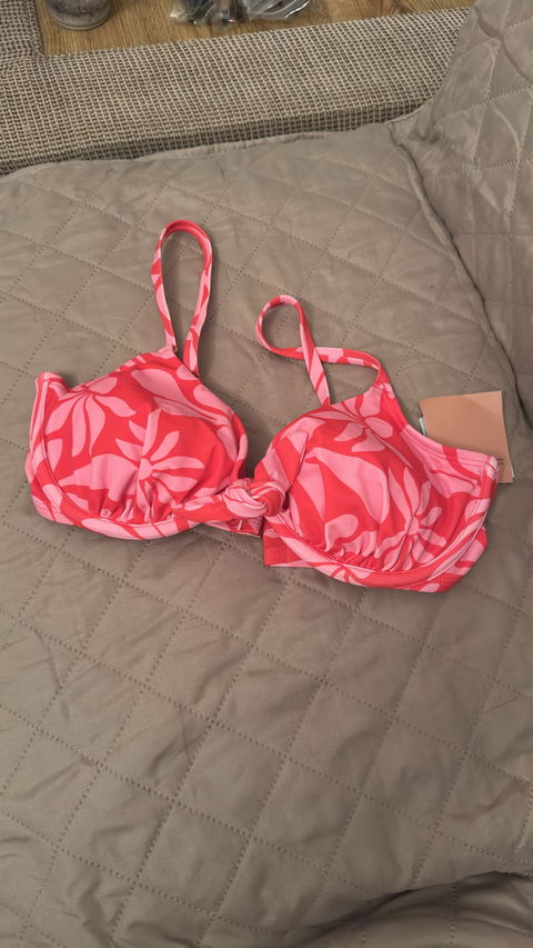 Top de traje de baño nuevo Shade & Shore talla 36D