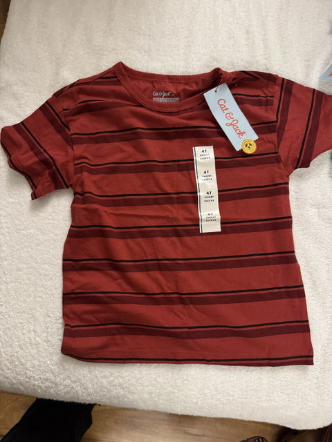 Playera de niño roja Cat & Jack talla 4 años nueva con etiqueta