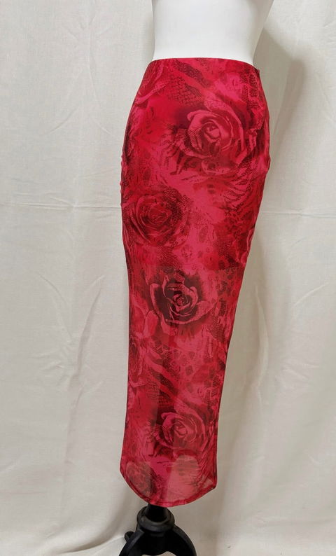 Falda SHEIN Roja con Estampado de Rosas - Como Nueva