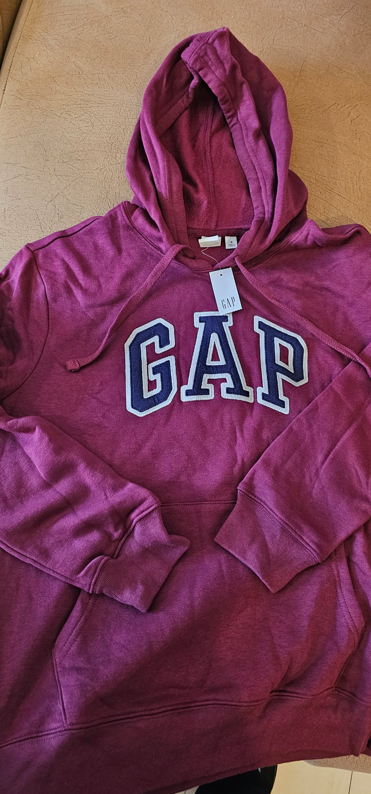 Sudadera GAP color vino con bordado y gorra