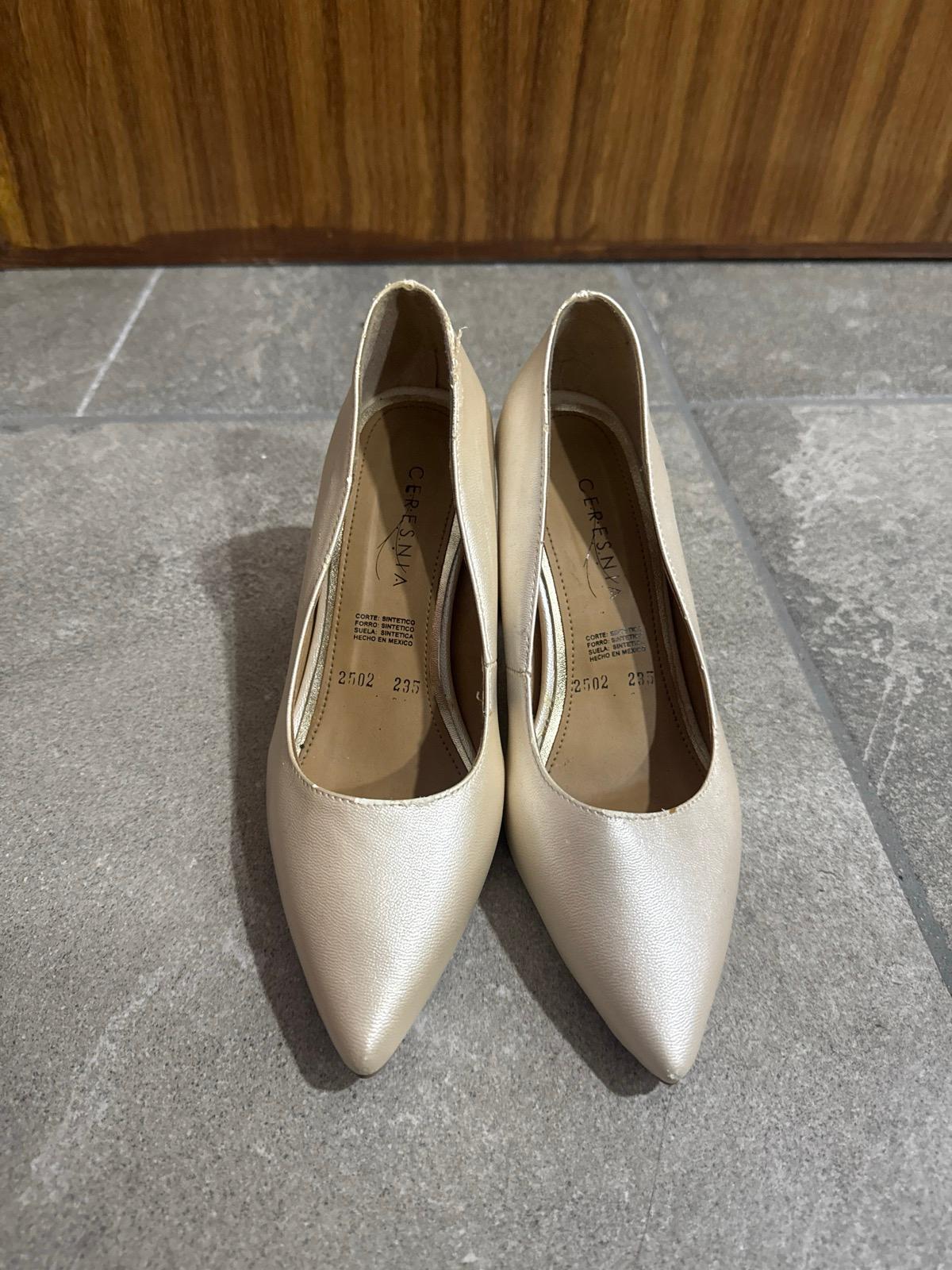 Tacones Beige #23.5 de Corte Sintético
