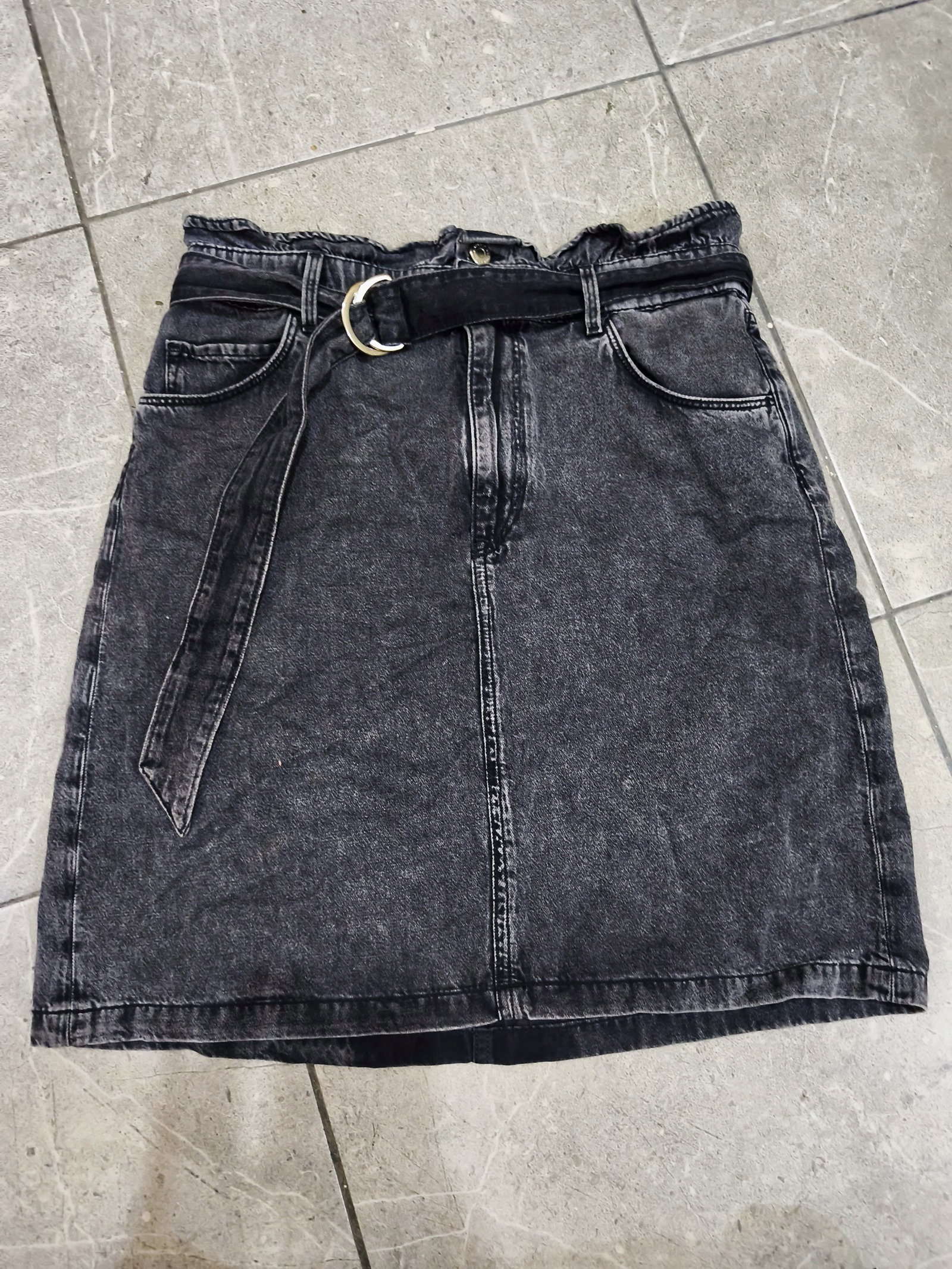 Falda de mezclilla gris/negra marca H&M talla 10