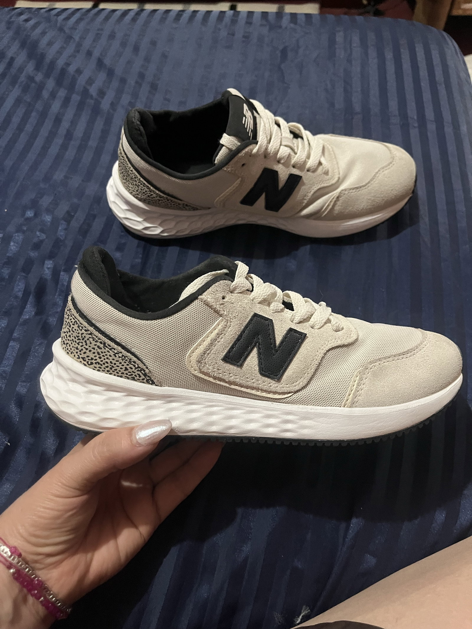 Tenis New Balance Beige en Buen Estado