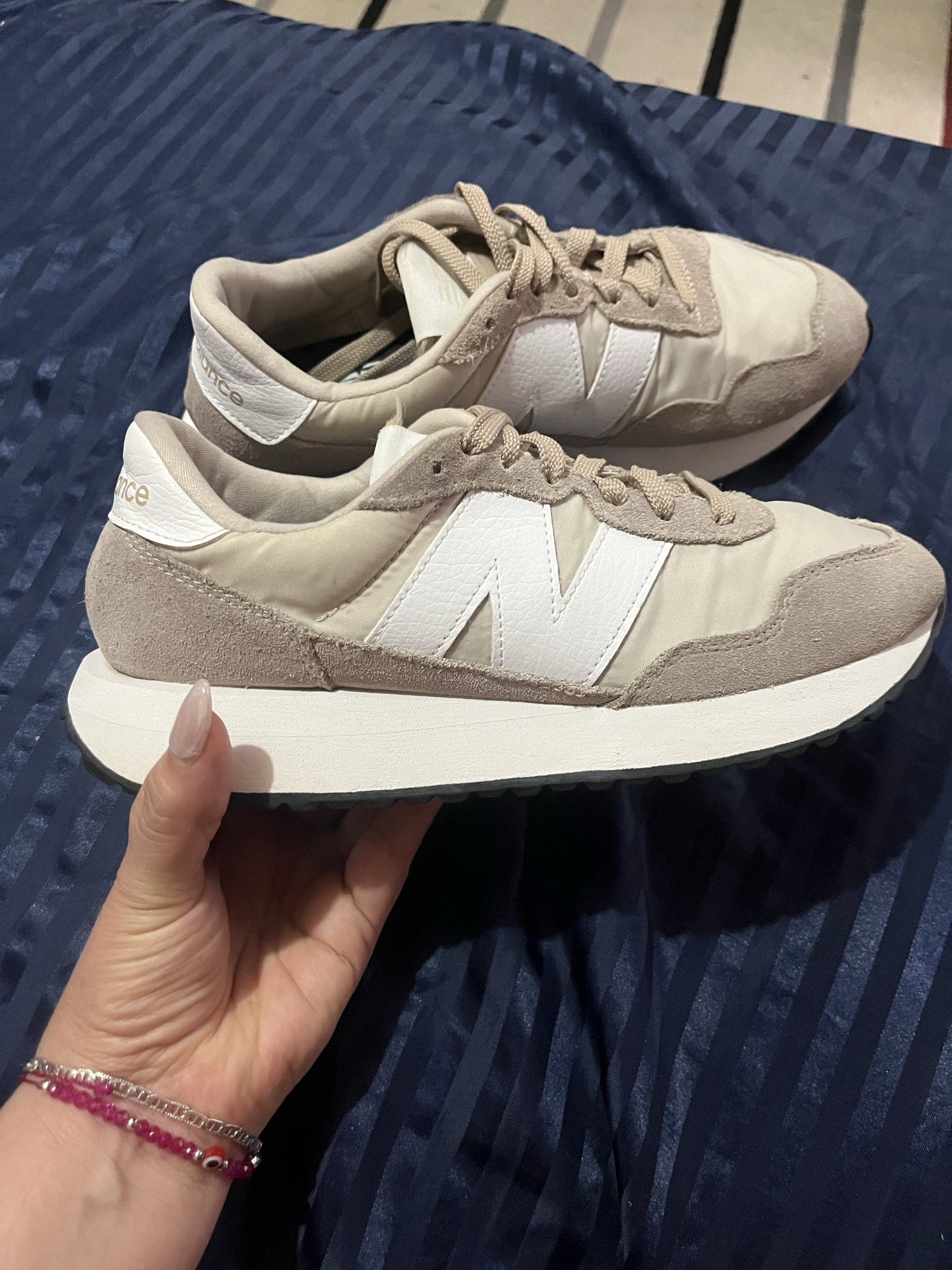 Tenis New Balance Beige en Buen Estado