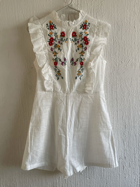 Conjunto blanco con bordados muy bonitos