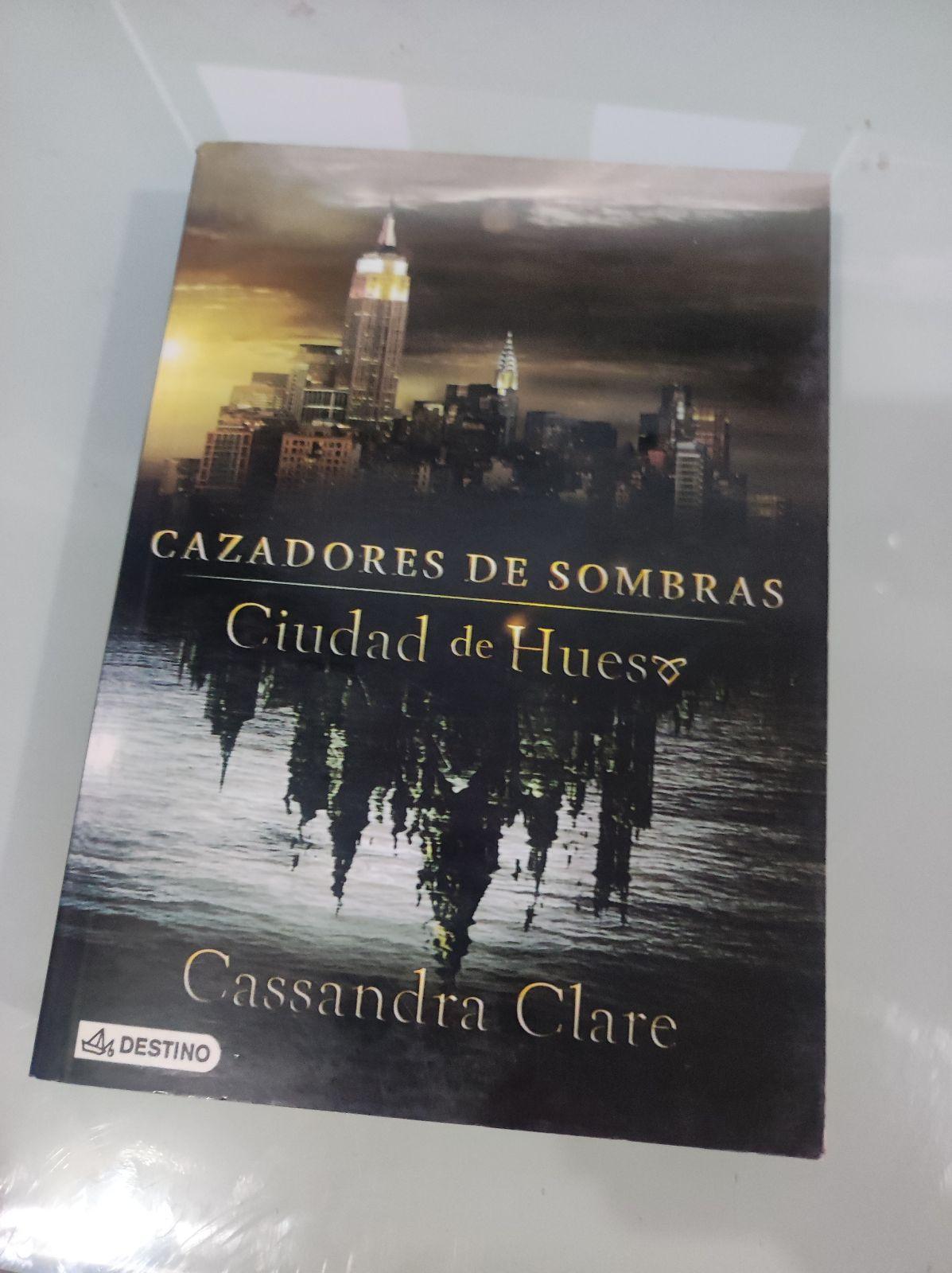 Cazadores de Sombras: Ciudad de Huesos - Cassandra Clare