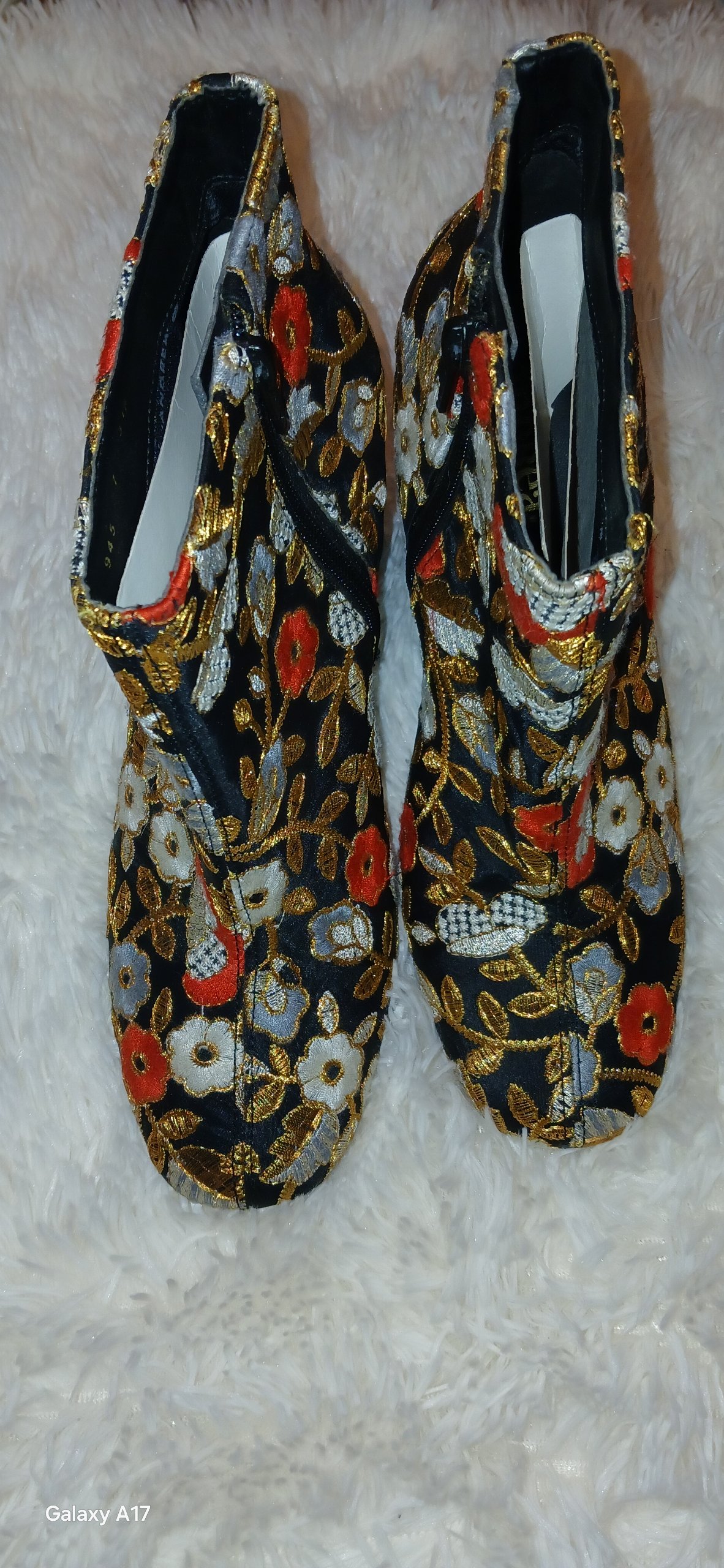 Botines tipo ankle boot bordados en negro con flores
