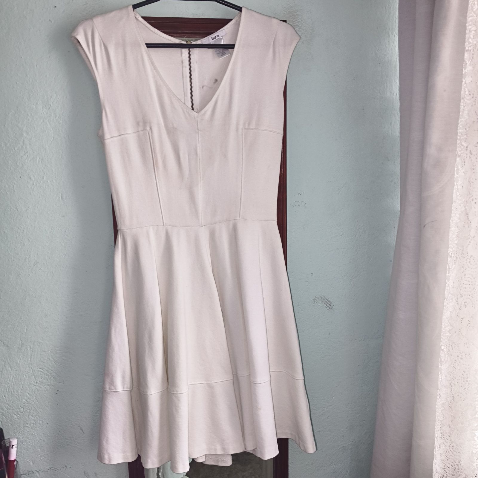 Vestido color hueso semi circular talla M cuello en V