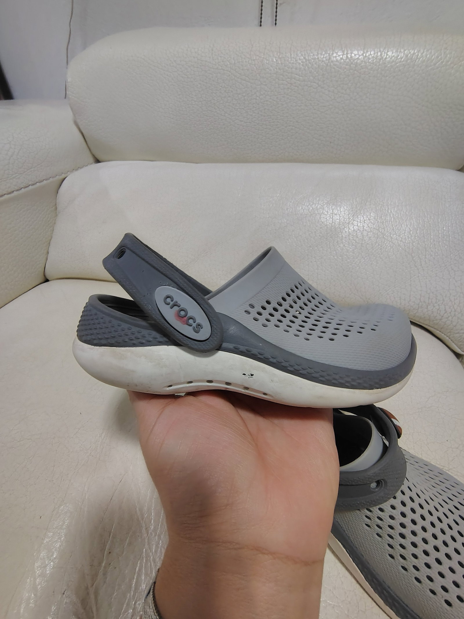 Crocs Originales Grises Talla C11 (17-17.5 Mexicano) en Buen Estado