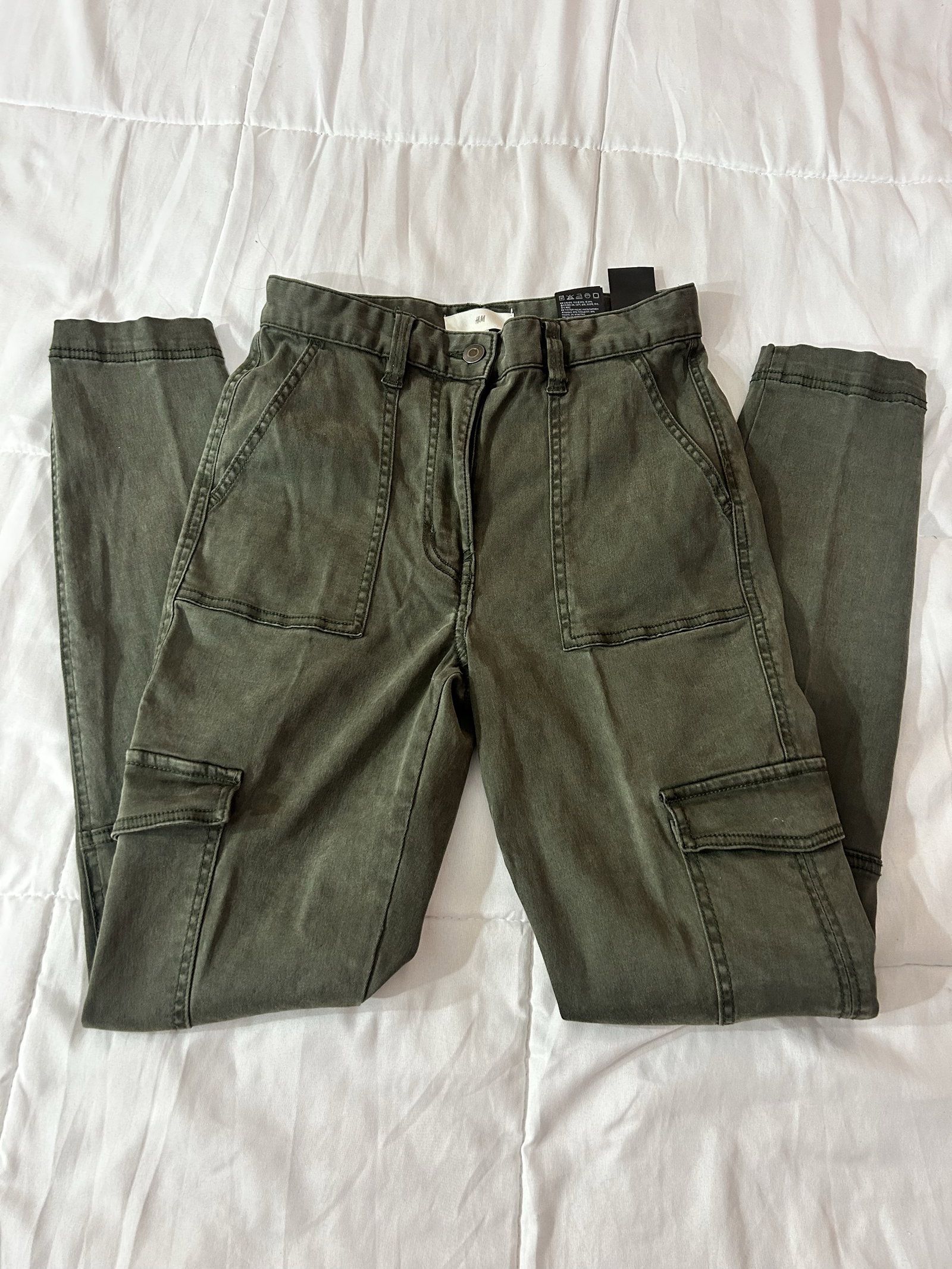Pantalón H&M Skinny Verde Oliva con Bolsas - Usado Una Ocasión