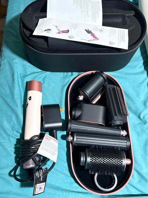 Secadora Dyson original nueva con accesorios completos