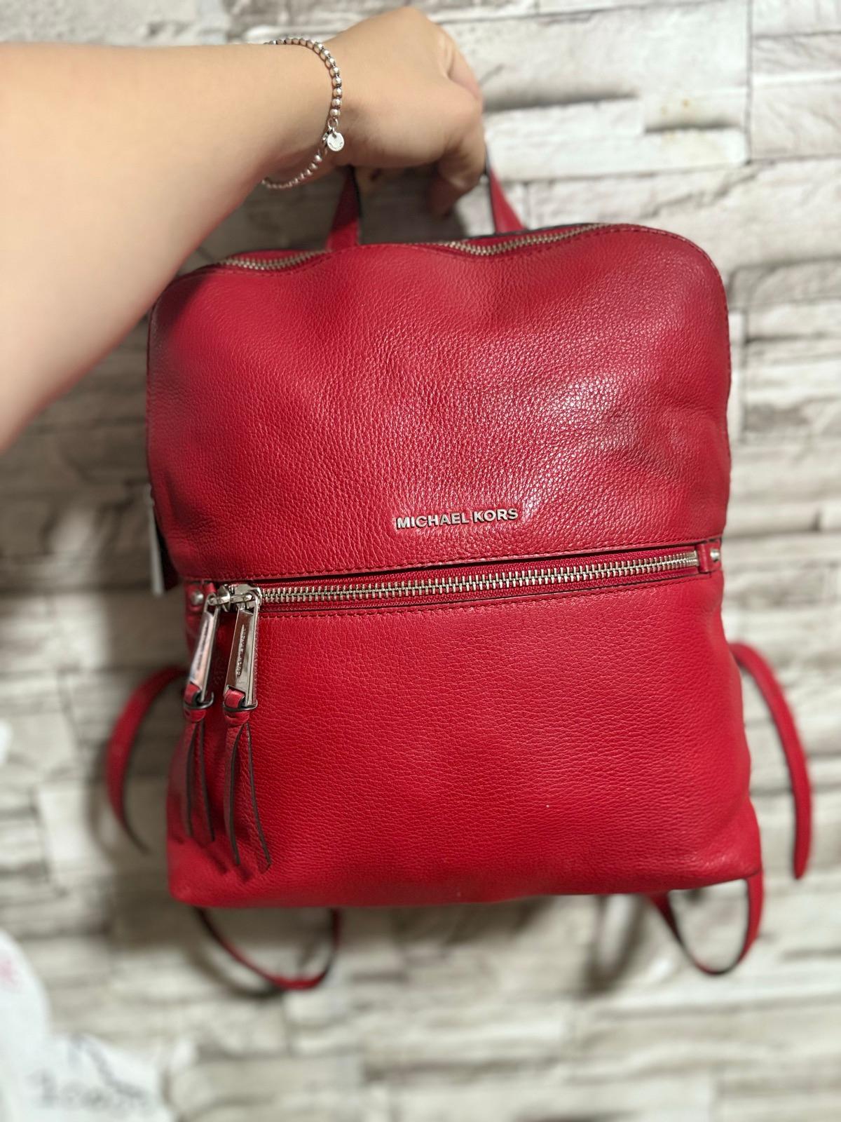 Bonita mochila MK original color roja en piel 