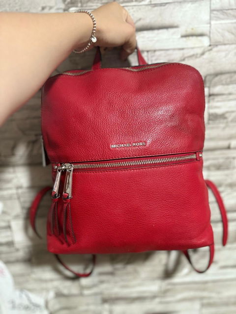 Bonita mochila MK original color roja en piel