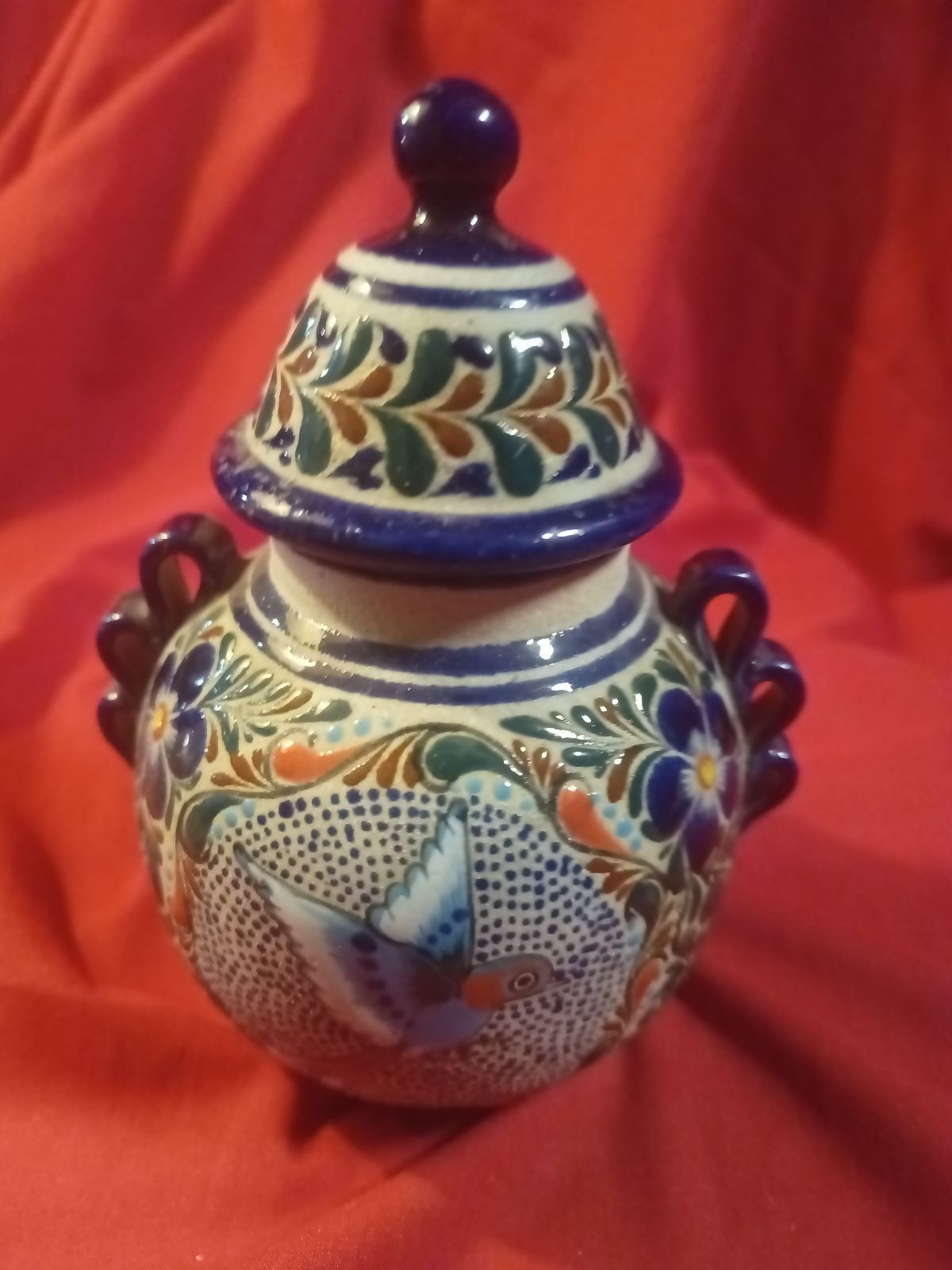 Jarrón de cerámica pintado a mano con tapa