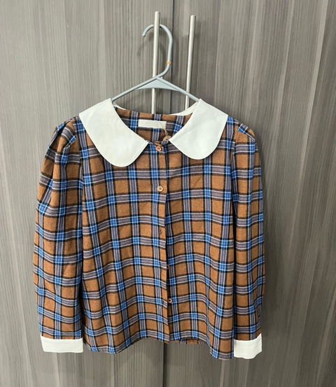 Camisa de cuadros con cuello blanco