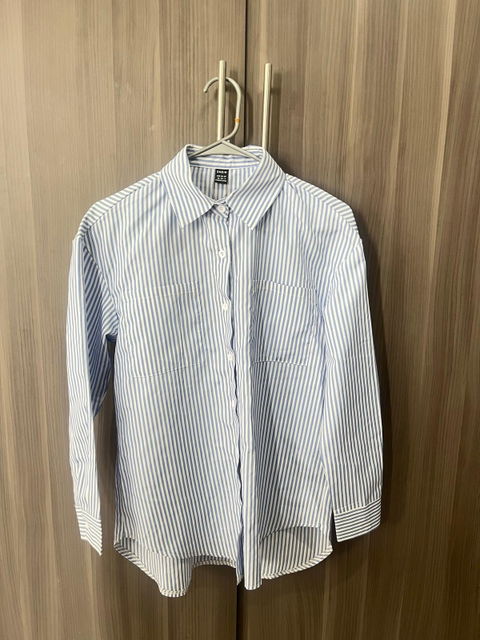 Camisa de rayas azul y blanca de manga larga