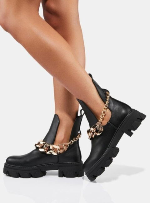 Botines negros con cadenas
