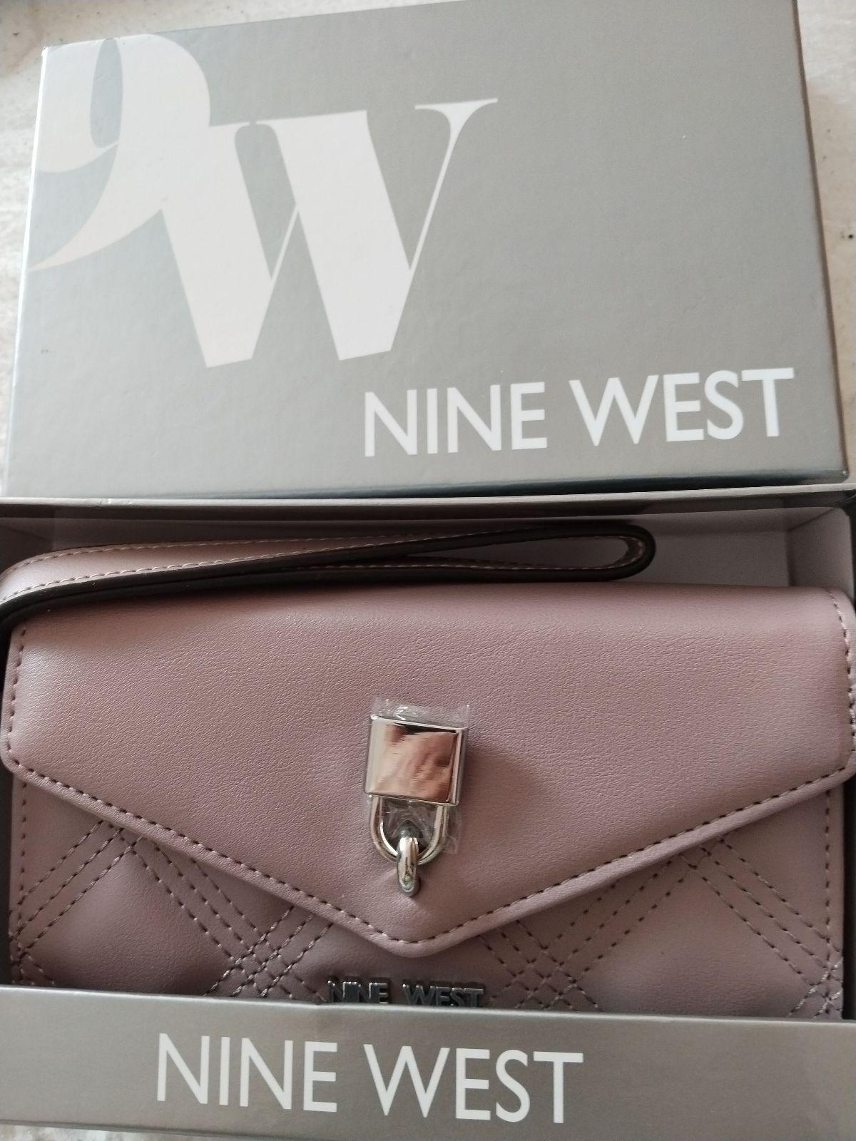 Cartera Nine West color rosa con detalles elegantes