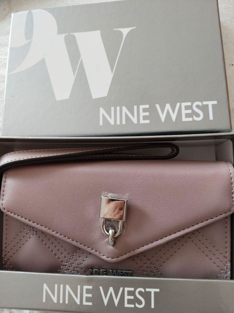 Cartera Nine West color rosa con detalles elegantes